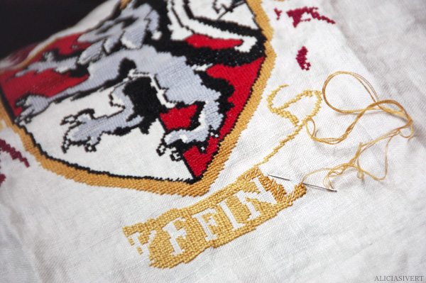 aliciasivert alicia sivertsson gryffindor harry potter hogwarts needlework cross stitch little mojo handicraft hantverk pyssel korsstygn broderi