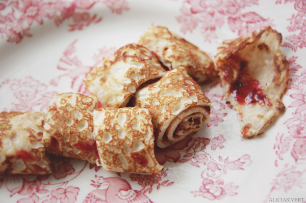 aliciasivert, alicia sivertsson, pancakes, swedish pancakes, porcelain, brittish, tableware, english, jam, veranda, cloth, nature, place, room, interiour, interior, milk, crêpes, crepes, magazines, magazine, tablecloth, pannkakor, pannkaka, porslin, brittiskt, engelskt, tallrik, sylt, duk, plats, rum, interiör, inredning, hem mjölk, magasin