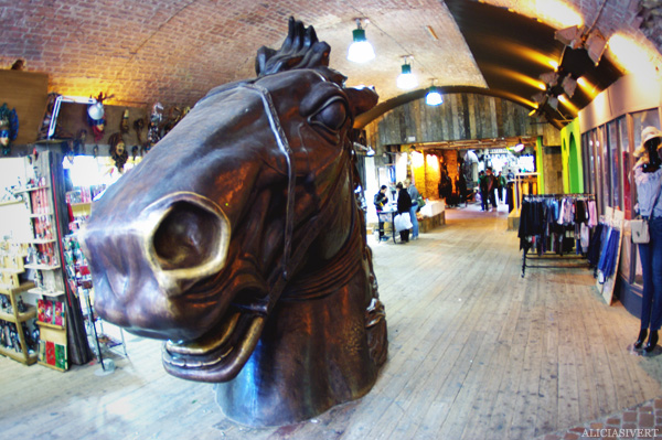 aliciasivert, alicia sivertsson, london, england, Camden town market lock, horse statue, häst, häststaty