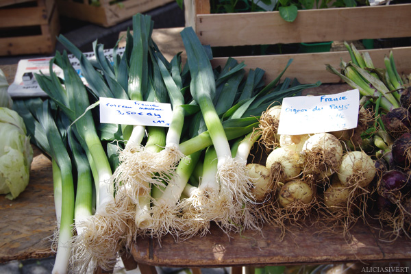aliciasivert, alicia sivertsson, Le Nebourg, market day, vegetables, onions, marknad, grönsaker, frukt, lökar, lök, leek, purjolök