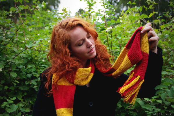 aliciasivert, Alicia Sivertsson, Harry Potter, Hogwarts, Gryffindor, scarf, knit, knitting, red, yellow, stripes, fringe, shawl, redhead, red hair, girl, woman, fan art, handicraft, handcraft, pyssel, hantverk, elevhem, halsduk, harry potterhalsduk, gryffindorhalsduk, röd, gul, randig, frans, sticka, stickning, stickad
