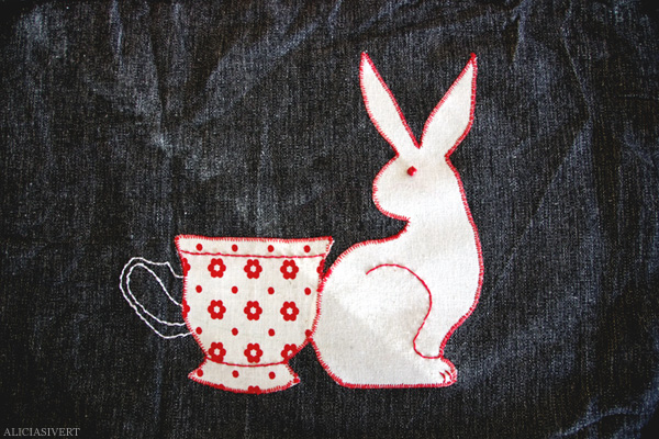 aliciasivert, alicia sivertsson, levande verkstad, textile, fabric, pyssel, konst, handarbete, hantverk, skapa, textil, applikation, tygapplikation, kanin, hubert, tekopp, alice i underlandet, alice in wonderland, cup, mug, tea, rabbit, bunny