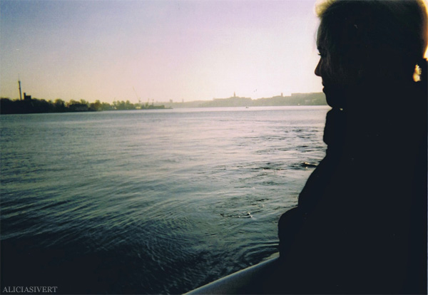 aliciasivert, alicia sivertsson, analog photography, djurgården, djurgarden, sweden, ljus, light, siluett, båt, boat, vatten, skärgård, morgon, morning, analog, analogt fotografi, engångskamera