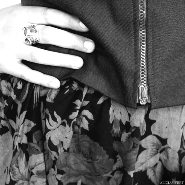aliciasivert, alicia sivertsson, alster och makeri, sy, sömnad, kjol, blommig, tyg, second hand, diy, gör det själv, skapa, handarbete, sew, sewing, skirt, flowers, sypeppen, skull ring, dödskallering