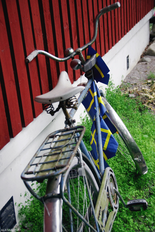 aliciasivert, alicia sivert, alicia sivertsson, midsommar, midsummer, cykel, svenska flaggan, swedish flag, bike