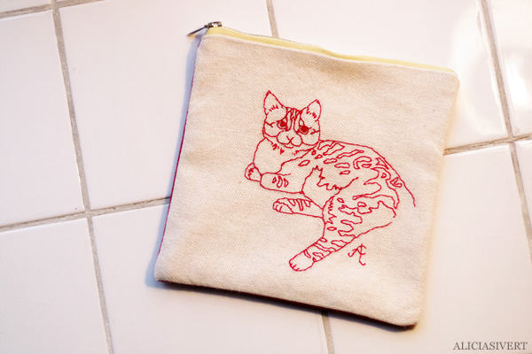 aliciasivert, alicia sivert, alicia sivertsson, cat, katt, broderi, embroidery, needlework, textile, craft, hantverk, slöjd, sy, sömnad, börs, necessär, påse, hand made, diy, do it yourself, alster och makeri, stevie the dog
