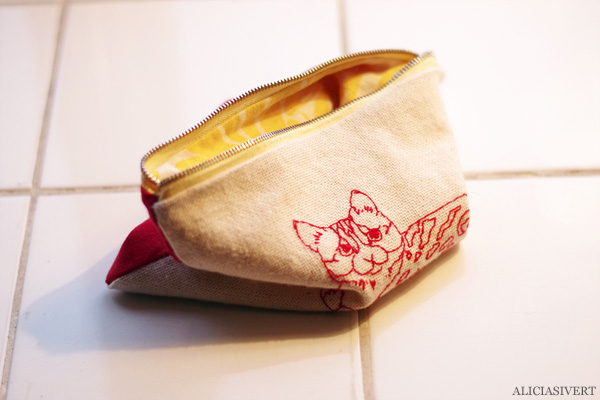 aliciasivert, alicia sivert, alicia sivertsson, cat, katt, broderi, embroidery, needlework, textile, craft, hantverk, slöjd, sy, sömnad, börs, necessär, påse, hand made, diy, do it yourself, alster och makeri, stevie the dog