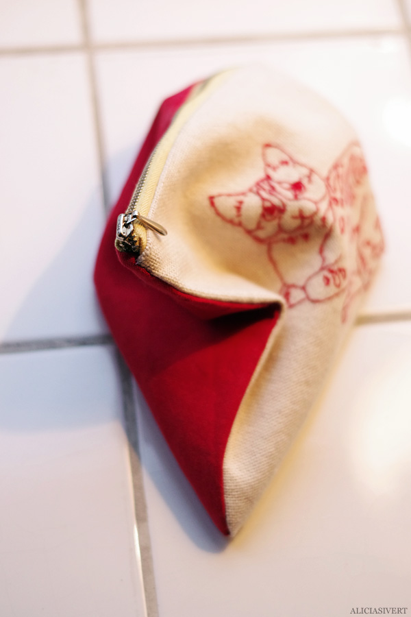 aliciasivert, alicia sivert, alicia sivertsson, cat, katt, broderi, embroidery, needlework, textile, craft, hantverk, slöjd, sy, sömnad, börs, necessär, påse, hand made, diy, do it yourself, alster och makeri, stevie the dog