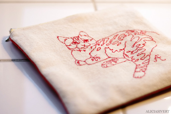 aliciasivert, alicia sivert, alicia sivertsson, cat, katt, broderi, embroidery, needlework, textile, craft, hantverk, slöjd, sy, sömnad, börs, necessär, påse, hand made, diy, do it yourself, alster och makeri, stevie the dog