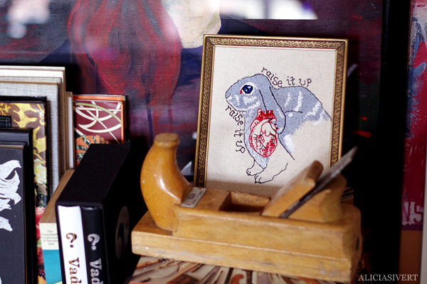 aliciasivert, alicia sivert, alicia sivertsson, rabbit, bunny, kanin, raise it up, rabbit heart, anatomical heart, florence and the machine, florence welch, embroidery, needlework, broderi, anatomiskt hjärta, kaninhjärta, skapa, alster och makeri, sömnad, hantverk, brodera, ram, frame