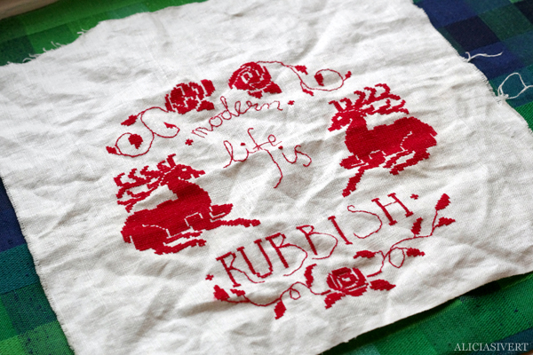 aliciasivert, alicia sivert, alicia sivertsson, modern life is rubbish, saksamlarpåse, blur, for tomorrow, quote, citat, embroidery, broderi, needlework, cross stitch, korsstygn, korsstygnsbroderi, handarbete, embroidered pouch, återbruk, ufo, unfinished object