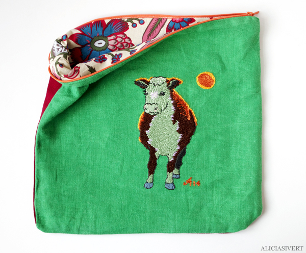 aliciasivert, alicia sivertsson, alicia sivert, hantverk, alster, makeri, craft, handicraft, saksamlarpåse, saksamlarpåsar, påse, påsar, pouch, needlework, embroidery, broderi, textilhantverk, cow, ko, kossa