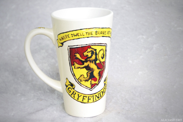 aliciasivert, alicia sivertsson, harry potter, gryffindor, cup, mug, lion, porcelain painting, painted, handicraft, craft, måla på porslin, porslinsmålning, lejon, elevhem, handarbete, where dwell the brave at heart, monthly makers maj magi magic
