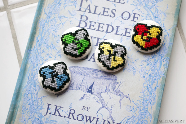 aliciasivert, alicia sivert, alicia sivertsson, harry potter, needlework, cross stitch, embroidery, pattern, diy, broderi, korsstygn, korsstygnsbroderi, korsstygnsmönster, mönster, broderimönster, gryffindoremblem, gryffindoremblemet, emblem, emblemet, hantverk, handarbete, fan art, gryffindor, hufflepuff, slytherin, ravenclaw, monthly makers maj magi magic