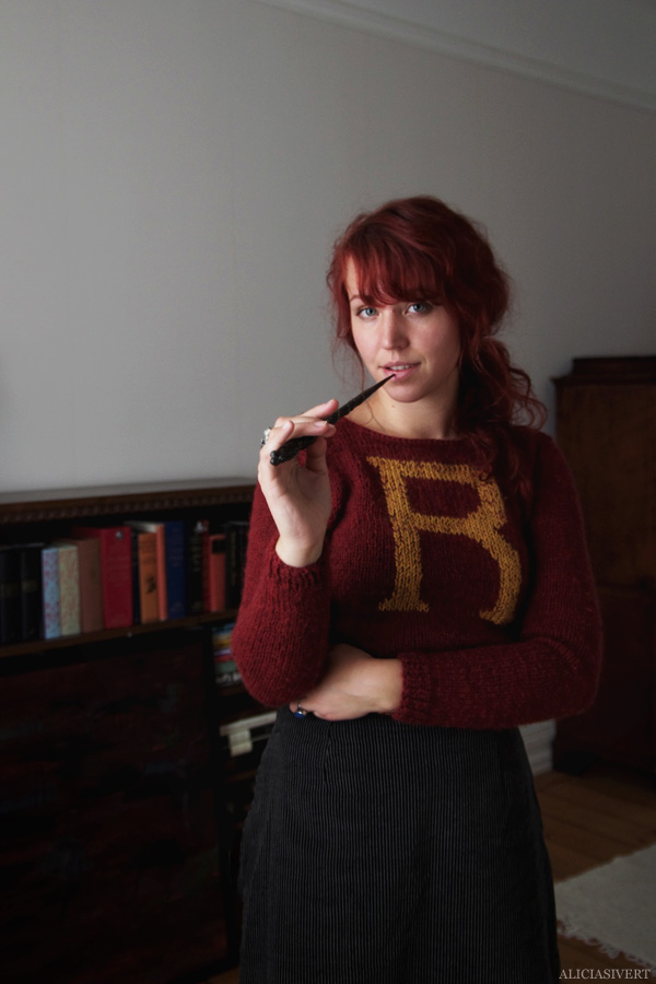 aliciasivert, alicia sivert, alicia sivertsson, knitting, knit, yarn, handicraft, craft, handcraft, red, maroon, weasley sweater, harry potter, weasleytröja, tröja, stickning, sticka, handarbete, hantverk, garn, stickor, redhead, red hair, skull ring, dödskallering, rödhårig, ginger, trollstav, wand, alster, monthly makers maj magi magic