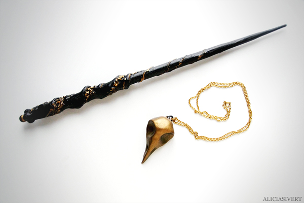 aliciasivert, alicia sivertsson, bellatrix lestrange, harry potter, halloween, hogwarts, handicraft, craft, fanart, wand, wizard, witch, diy, trollstav, fest, pyssel, handarbete, gör det själv, masquerade, utklädnad, utklädd, trollkarl, häxa, bird skull necklace, cernit clay, cernitlera, fågelskalle, fågel, huvud, skalle, dödskalle, halsband, blompinne pärlor, akrylfärg, acrylic paint, monthly makers maj magi magic