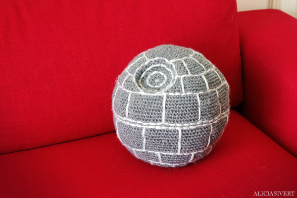 aliciasivert, alicia sivertsson, alicia sivert, virkad dödsstjärna, dödsstjärnan, virka, virkning, textil, kudde, kuddar, textile, cushion, pillow, crochet, crocheted deathstar, the death star, spaceship, space ship, star wars, rymdskepp, broderi, embroidery, needlework, nerd, home,