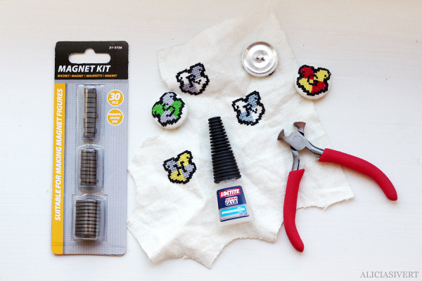 aliciasivert, alicia sivertsson, alicia sivert, harry potter, hogwarts, gryffindor, ravenclaw, slytherin, hufflepuff, loctite super glue, superlim, magnet kit, clas ohlsson, hobby, magnet, magneter, kylskåpsmagneter, kylskåpsmagnet, tång, broderi, korsstygn, korsstygnsbroderi, emblem, sigill, crest, embroidery, needlework, cross stitch, fan art, fridge magnet, diy, do it yourself, skapa, skapande