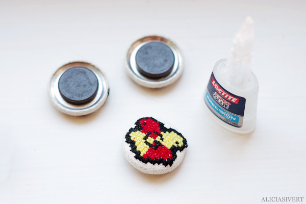 aliciasivert, alicia sivertsson, alicia sivert, harry potter, hogwarts, gryffindor, ravenclaw, slytherin, hufflepuff, loctite super glue, superlim, magnet kit, clas ohlsson, hobby, magnet, magneter, kylskåpsmagneter, kylskåpsmagnet, tång, broderi, korsstygn, korsstygnsbroderi, emblem, sigill, crest, embroidery, needlework, cross stitch, fan art, fridge magnet, diy, do it yourself, skapa, skapande