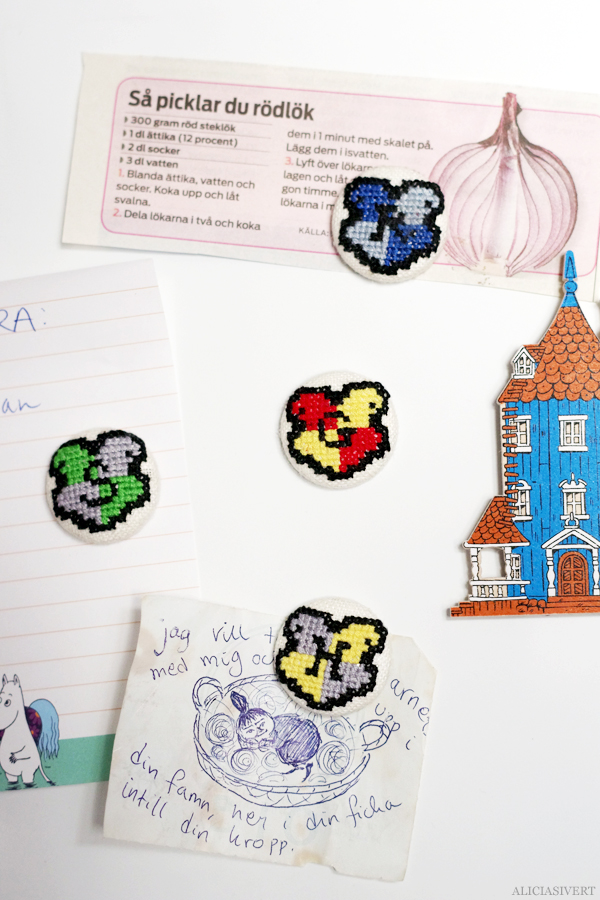 aliciasivert, alicia sivertsson, alicia sivert, harry potter, hogwarts, gryffindor, ravenclaw, slytherin, hufflepuff, loctite super glue, superlim, magnet kit, clas ohlsson, hobby, magnet, magneter, kylskåpsmagneter, kylskåpsmagnet, tång, broderi, korsstygn, korsstygnsbroderi, emblem, sigill, crest, embroidery, needlework, cross stitch, fan art, fridge magnet, diy, do it yourself, skapa, skapande, moomin, mumin, muminhuset
