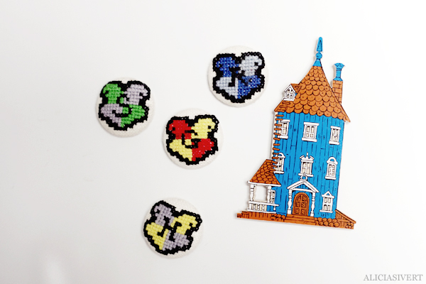 aliciasivert, alicia sivertsson, alicia sivert, harry potter, hogwarts, gryffindor, ravenclaw, slytherin, hufflepuff, loctite super glue, superlim, magnet kit, clas ohlsson, hobby, magnet, magneter, kylskåpsmagneter, kylskåpsmagnet, tång, broderi, korsstygn, korsstygnsbroderi, emblem, sigill, crest, embroidery, needlework, cross stitch, fan art, fridge magnet, diy, do it yourself, skapa, skapande, moomin, mumin, muminhuset
