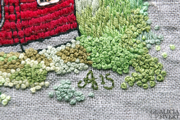 "Farfarstugan" (detail), embroidery by Alicia Sivertsson, 2015. Alicia Sivert, aliciasivert, fritt broderi, needlework, hoop art, textile art, textilkonst, textil, konst, hus, hem, byggnad, house, 1700-tal, natur, sverige, fjällen, kreativitet, skapande, skapa, brodera, hantverk, franska knutar, french knots, röd stuga, stugor, house, home, hut, cabin