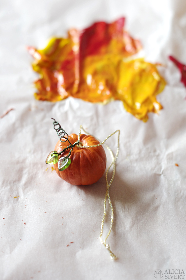 DIY air drying clay miniature pumpkins for Halloween, tutorial by Alicia Sivertsson, 2015. Alicia Sivert, aliciasivert, skapa, skapande, lufttorkande lera, das pronto, kreativitet, pumpa, pumpor, hanging pumpkin, do it yourself, decoration, creativity, create, how to