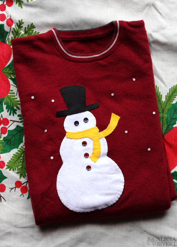 Monthly Makers adventskalender 2015, diy, do it yourself, skapa, skapande, kreativitet, creativity, create, jul, christmas, xmas, julkalender, lucka, lucköppning, aliciasivert, alicia sivert, alicia sivertsson, ugly christmas sweater, fulsöt, ful jultröja, jul, tröja, snögubbe, applikation, broderi, knappar, återbruk, halsduk, hatt, snöflingor