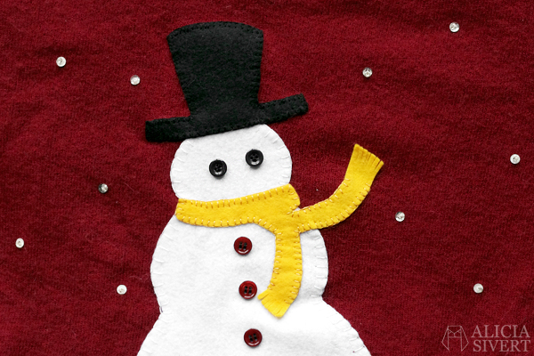 Monthly Makers adventskalender 2015, diy, do it yourself, skapa, skapande, kreativitet, creativity, create, jul, christmas, xmas, julkalender, lucka, lucköppning, aliciasivert, alicia sivert, alicia sivertsson, ugly christmas sweater, fulsöt, ful jultröja, jul, tröja, snögubbe, applikation, broderi, knappar, återbruk, halsduk, hatt, snöflingor