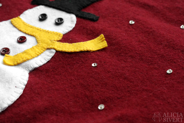 Monthly Makers adventskalender 2015, diy, do it yourself, skapa, skapande, kreativitet, creativity, create, jul, christmas, xmas, julkalender, lucka, lucköppning, aliciasivert, alicia sivert, alicia sivertsson, ugly christmas sweater, fulsöt, ful jultröja, jul, tröja, snögubbe, applikation, broderi, knappar, återbruk, halsduk, hatt, snöflingor