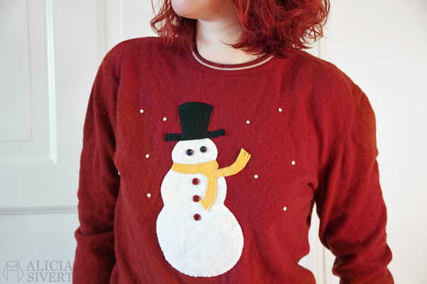 Monthly Makers adventskalender 2015, diy, do it yourself, skapa, skapande, kreativitet, creativity, create, jul, christmas, xmas, julkalender, lucka, lucköppning, aliciasivert, alicia sivert, alicia sivertsson, ugly christmas sweater, fulsöt, ful jultröja, jul, tröja, snögubbe, applikation, broderi, knappar, återbruk, halsduk, hatt, snöflingor