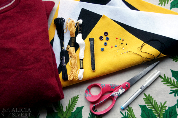 Monthly Makers adventskalender 2015, diy, do it yourself, skapa, skapande, kreativitet, creativity, create, jul, christmas, xmas, julkalender, lucka, lucköppning, aliciasivert, alicia sivert, alicia sivertsson, ugly christmas sweater, fulsöt, ful jultröja, jul, tröja, snögubbe, applikation, broderi, knappar, återbruk, halsduk, hatt, snöflingor