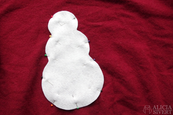 Monthly Makers adventskalender 2015, diy, do it yourself, skapa, skapande, kreativitet, creativity, create, jul, christmas, xmas, julkalender, lucka, lucköppning, aliciasivert, alicia sivert, alicia sivertsson, ugly christmas sweater, fulsöt, ful jultröja, jul, tröja, snögubbe, applikation, broderi, knappar, återbruk, halsduk, hatt, snöflingor