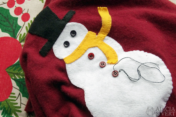 Monthly Makers adventskalender 2015, diy, do it yourself, skapa, skapande, kreativitet, creativity, create, jul, christmas, xmas, julkalender, lucka, lucköppning, aliciasivert, alicia sivert, alicia sivertsson, ugly christmas sweater, fulsöt, ful jultröja, jul, tröja, snögubbe, applikation, broderi, knappar, återbruk, halsduk, hatt, snöflingor
