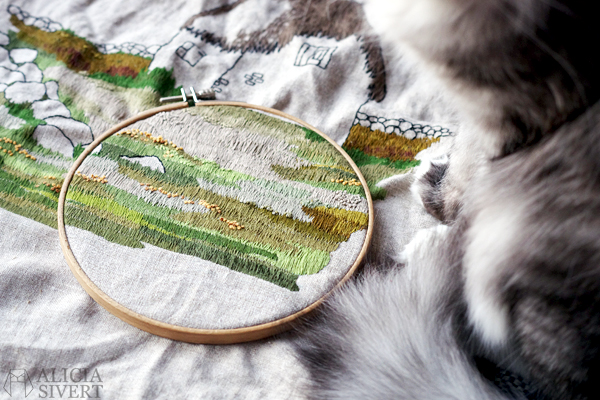 "Lambgiftet" WIP embroidery by Alicia Sivertsson, 2015-2016. broderi, needlework, hoopart, textile art, textilkonst, konst, textil, tyg, sy, gotland, lambgift, stenvast, stenmur, hur, byggnad, building, halmtak, skapa, skapande, kreativitet, creativity, create