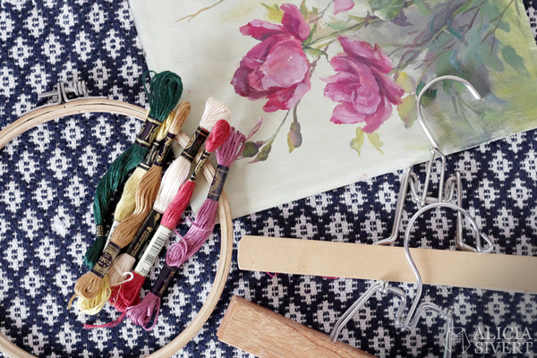 Loppisfynd, foto av Alicia Sivertsson, 2016, loppis, second hand, thrift, thrifting, drop spindle, slända, tavla, målning, karin andreasson, sybåge, broderigarn, yarn, floss, embroidery, painting, hoop, byxgalge, byxgalgar i trä, matta, rug
