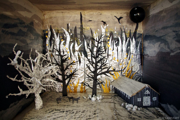 aliciasivert, alicia sivertsson, levande verkstad, 3d-collage, miljö, eld, banankartong, kartong, undergång, kor ladugård, svalor, träd, silkespapper, aluminiumfolie, frottage