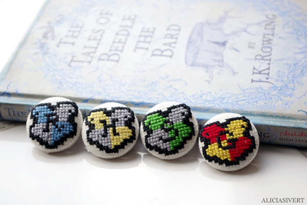 aliciasivert, alicia sivert, alicia sivertsson, harry potter, needlework, cross stitch, embroidery, pattern, diy, broderi, korsstygn, korsstygnsbroderi, korsstygnsmönster, mönster, broderimönster, gryffindoremblem, gryffindoremblemet, emblem, emblemet, hantverk, handarbete, fan art, gryffindor, hufflepuff, slytherin, ravenclaw