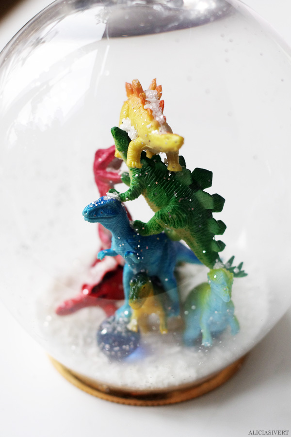 aliciasivert, alicia sivertsson, diy, remake, upcycle, återbruk, julklapp, do it yourself, snow globe, snowglobe, winter, christmas, holidays, snökula, snöglob, snölandskap, gör det själv, dinosaur, dinosaurie, dinosaurier