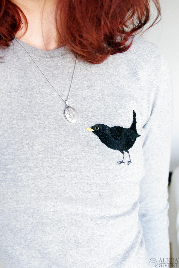 aliciasivert alicia sivertsson sivert broderi fritt frihandsbroderi konstsöm konstsömnad sömnad sy skapa skapande kreativitet creativity create make maker free hand embroidery needlework hoop art textile art fabric fiber art fågel bird koltrast nationalfågel blackbird black bird tröja sweater shirt grå grey gray