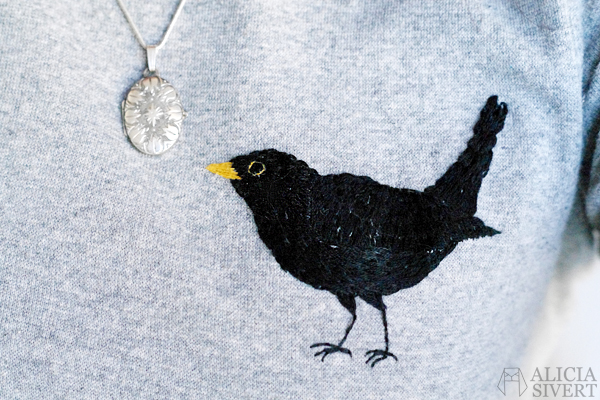 aliciasivert alicia sivertsson sivert broderi fritt frihandsbroderi konstsöm konstsömnad sömnad sy skapa skapande kreativitet creativity create make maker free hand embroidery needlework hoop art textile art fabric fiber art fågel bird koltrast nationalfågel blackbird black bird tröja sweater shirt grå grey gray