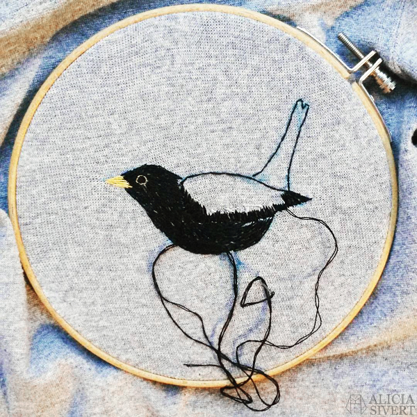 aliciasivert alicia sivertsson sivert broderi fritt frihandsbroderi konstsöm konstsömnad sömnad sy skapa skapande kreativitet creativity create make maker free hand embroidery needlework hoop art textile art fabric fiber art fågel bird koltrast nationalfågel blackbird black bird tröja sweater shirt grå grey gray
