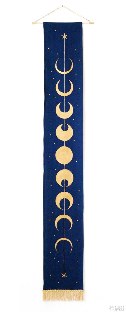 Moon phase wall hanging by Alicia Sivertsson. Inspired by the duelling club rug in Harry Potter and the Chamber of Secrets. aliciasivert alicia sivert alicia sivertsson månskära måne månskäror fullmåne full moon crescent moon mattan från harry potter och hemligheternas kammare harry potter and the chamber of secrets matta duk duken rug runner wall haning väggbonad bonad stjärna stjärnor rymden rymd monthly makers bloggutmaning juli 2016 saga kreativitet skapa skapande create creativity magic magi duelleringsklubb duelleringsklubben duellering klubb klubben severus snape gildenroy lockheart gyllenroy lockman