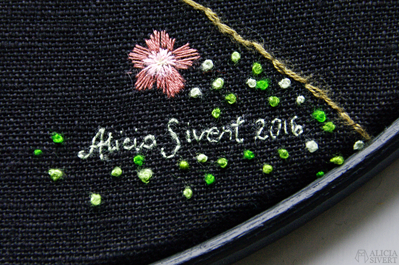 aliciasivert alicia sivertsson sivert broderi embroidery fritt frihandsbroderi needlework handicraft textile art textilkonst textil konst konstsömnad hantverk handarbete starling bird fågel stare i praktdräkt broderad signatur embroidered signature