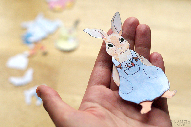 Bunny cut-out doll printable by Alicia Sivertsson. aliciasivert alicia sivert rabbit kanin klippdocka klipp docka skriva ut skriv ut färglägg färglägga print colour color book pyjamas snickarbyxor rosett bow tie gryffindorhalsduk halsduk blommor krans blomsterkrans mössa monthly makers oktober 2016 leksaker akvarell målning måla diy skapa skapande kreat hare jacka jacket
