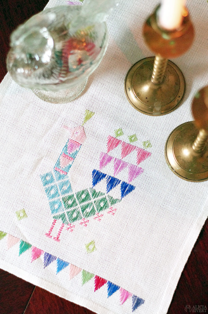 loppis second hand begagnat tradera thrift easter påskpynt påsk pynt handbroderi broderi broderad duk tupp pastell vår pastellfärger