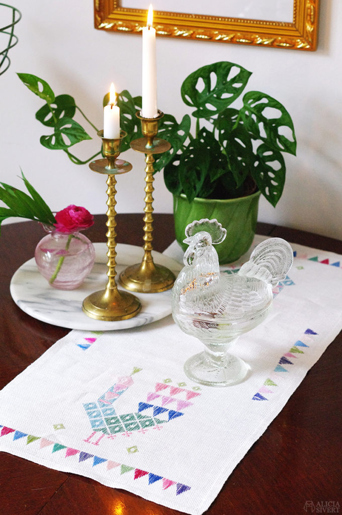 loppis second hand begagnat tradera thrift easter påskpynt påsk pynt handbroderi broderi broderad duk tupp pastell vår pastellfärger