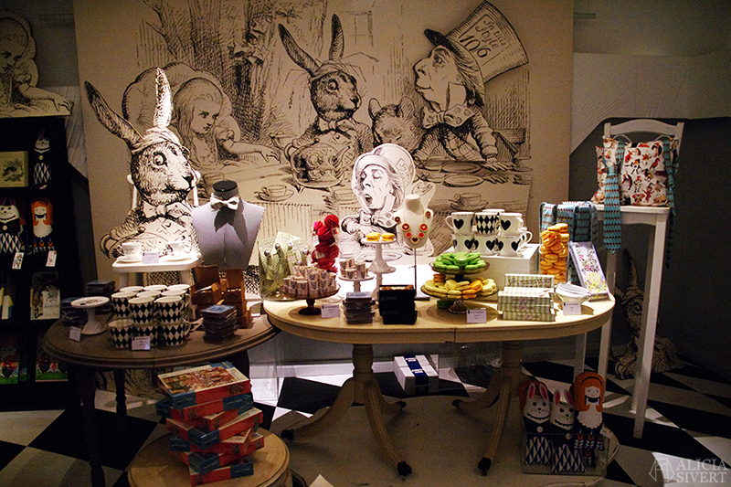 aliciasivert alicia sivert sivertsson london semester utflykt att göra äventyr resa alice in wonderland exhibition book