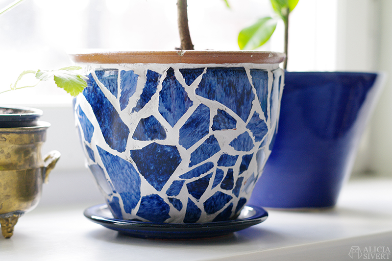 Blomkruka belagd med mosaik av Alicia Sivertsson. / Mosaic flower pot by Alicia Sivertsson. aliciasivert alicia sivert sivertsson monthly makers mosaik mosaic återbruk remake diy do it yourself gör det själv skapa skapande kreativitet utmaning bloggutmaning hantverk keramik porslin återanvända återanvändning loppisfynd loppis begagnat krossat krossad keramikskärvor skärvor skärva kakelfog kakellim kakel fog lim kruka krukväxt flower pot