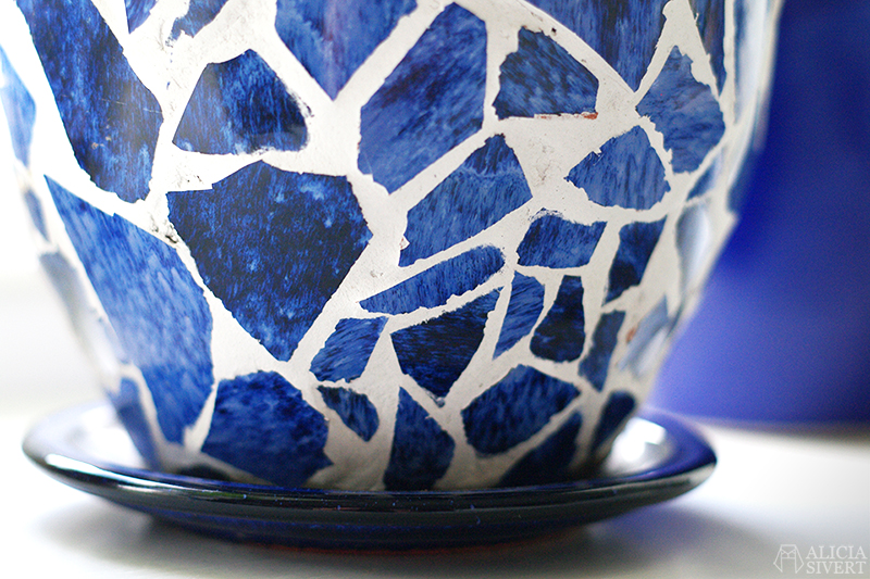 Blomkruka belagd med mosaik av Alicia Sivertsson. / Mosaic flower pot by Alicia Sivertsson. aliciasivert alicia sivert sivertsson monthly makers mosaik mosaic återbruk remake diy do it yourself gör det själv skapa skapande kreativitet utmaning bloggutmaning hantverk keramik porslin återanvända återanvändning loppisfynd loppis begagnat krossat krossad keramikskärvor skärvor skärva kakelfog kakellim kakel fog lim kruka krukväxt flower pot
